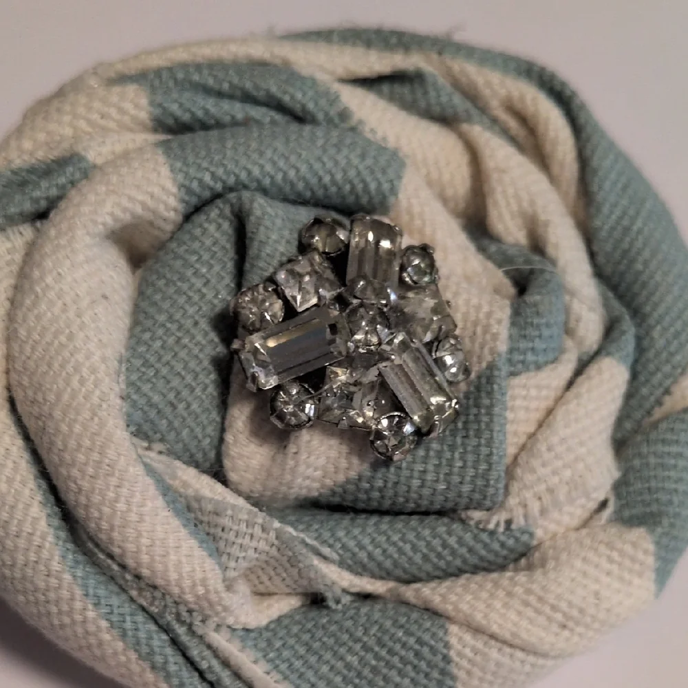 Chic Vintage Fabric‎ Brooch with Crystal Accent